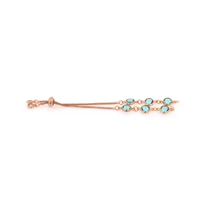 Détail d'un bracelet bolo en or rose avec six pierres bleu ciel et chaîne vénitienne