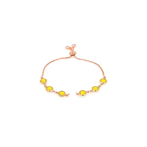 Détail du bracelet plaqué or rose 18K avec zircones jaunes et fermoir coulissant réglable