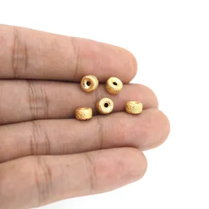 Detalle de cuentas de rueda esmeriladas bañadas en oro de 18K para crear joyería DIY