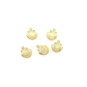 Lot de cinq breloques coquillages plaqués or 18K avec texture nervurée pour bijoux DIY