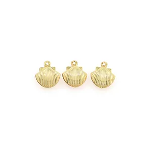 Trois pendentifs coquillages plaqués or 18K avec rayures pour création de bijoux
