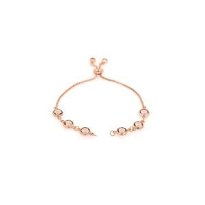 Gros plan sur un bracelet ajustable plaqué or 18 carats avec pierres brunes et fermoir