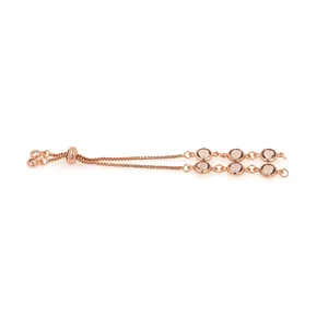 Détail d'un bracelet double rang en or rose avec cristaux et fermoir coulissant ajustable