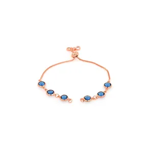 Détail du bracelet bolo en or rose avec six pierres bleues et une chaîne réglable