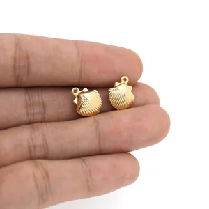 Gros plan de pendentifs coquillages plaqués or 18 carats pour bijoux DIY