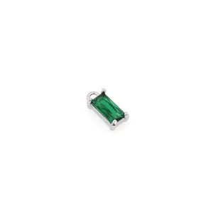 Macro di un ciondolo rettangolare con gemma verde smeraldo e incastonatura a quattro griffe