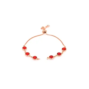 Détail d'un bracelet en or rose avec six rubis rouges et fermoir coulissant réglable