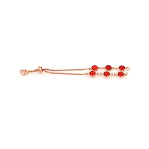 Détail du bracelet coulissant or rose avec six pierres rouges rondes et perles brillantes