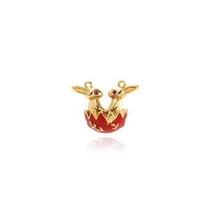 Detail van 18K vergulde dubbele konijn hanger met rood emaille en zirkonia oogjes