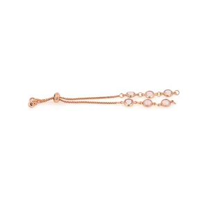 Détail de bracelet en or rose avec pierres lavande et fermoir réglable de type bolo