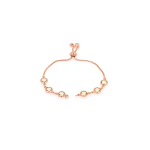 Détail du bracelet en or rose avec six pierres jaunes facettées et fermoir ajustable