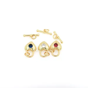 Vue détaillée des fermoirs cœur plaqués or 18K avec zircons pour la création de bijoux DIY