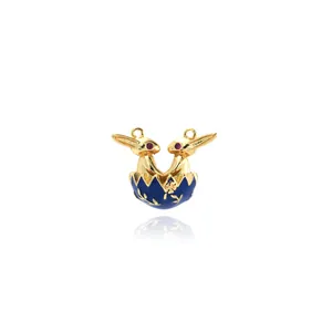 Detailopname van de met 18K goud vergulde konijn en blauwe emaille eierhanger
