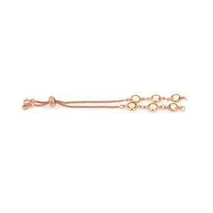 Détail d'un bracelet bolo en or rose avec zircons jaunes et fermoir coulissant