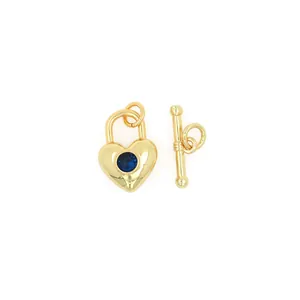 Détail d'un fermoir à bascule en forme de cœur plaqué or 18 carats avec zircon bleu