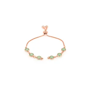 Détail d'un bracelet réglable plaqué or rose 18K avec six pierres fines de calcédoine verte
