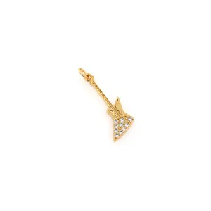 Primer plano del colgante de guitarra en oro de 18K con circonitas cúbicas micro pavimentadas