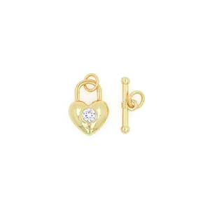 Vue détaillée du pendentif cadenas coeur plaqué or 18K et du fermoir à bascule avec zircon