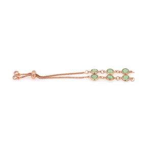 Détail du bracelet bolo plaqué or 18 carats avec six pierres vertes et fermoir coulissant