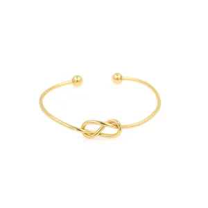 Brazalete abierto bañado en oro de 18K con nudo de infinito y diseño minimalista fino