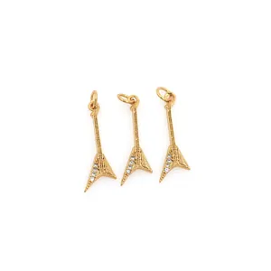 Lot de trois pendentifs guitare plaqués or 18 carats et zircons pour colliers