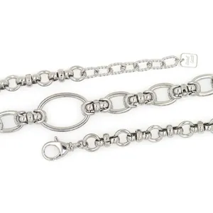 Detailansicht der 18K vergoldeten Kette mit Good Luck Anhänger und Karabinerverschluss