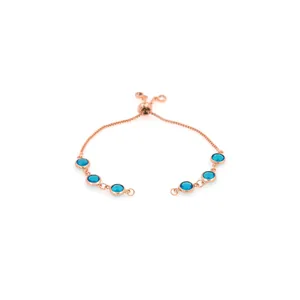 Détail d'un bracelet bolo en or rose avec six pierres bleues et fermoir ajustable
