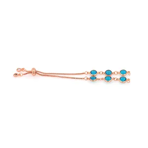 Détail d'un bracelet ajustable en or rose avec six pierres rondes bleu ciel