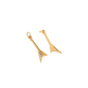 Détail des pendentifs guitare en V plaqués or 18 carats avec incrustation de zircon