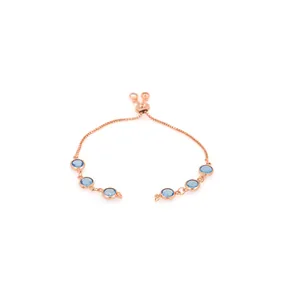 Détail du bracelet ajustable en or rose orné de six cristaux bleus ronds