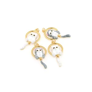 Dettaglio di quattro ciondoli gatto in smalto placcati oro 18K per creazione gioielli