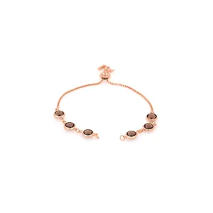 Détail du bracelet ajustable en or rose avec six pierres précieuses rondes brun fumé