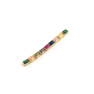 Vue détaillée du connecteur doré serti de zircons colorés pour la création de bijoux