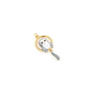 Dettaglio macro di un ciondolo a gatto placcato oro 18K con smalto grigio e occhi blu