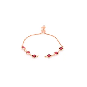 Détail d'un bracelet plaqué or 18K avec six gemmes rouges et fermoir coulissant