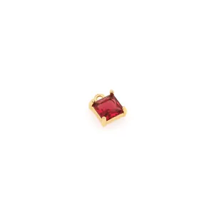 Nahaufnahme von quadratischem rotem Zirkon-Anhänger mit 18K Goldbeschichtung und 4-Krallen