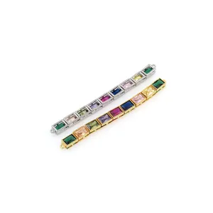 Vue macro de connecteurs barrettes en zircon coloré pour la création de bijoux