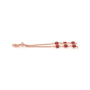 Détail du bracelet boléro en or rose avec six gemmes rouges et fermoir coulissant réglable