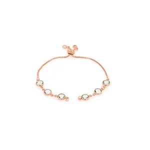 Détail du bracelet bolo en or rose avec six pierres vertes et fermoir coulissant réglable