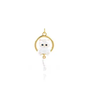 Squisito ciondolo a gatto placcato oro 18K con smalto bianco e dettagli occhi in zircone blu