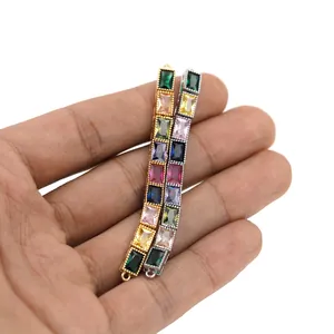 Vue macro des connecteurs de barre plaqués or et argent avec zircons colorés pour bijoux