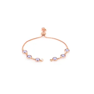 Détail d'un bracelet bolo en or rose serti de six pierres précieuses lavande polies