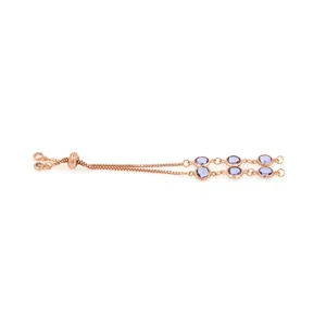 Détail du bracelet chaîne maille miroir plaqué or 18K avec pierres lavande et fermoir réglable