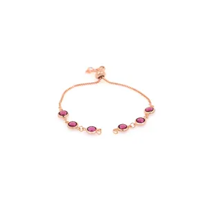 Macro d'un bracelet réglable plaqué or 18K avec pierres violettes et maille vénitienne