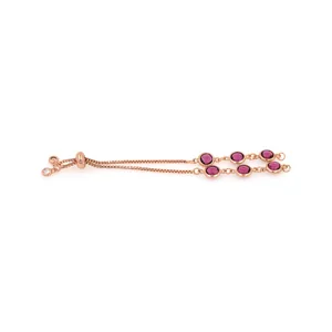 Détail du bracelet ajustable en or rose avec pierres précieuses rondes de couleur violette
