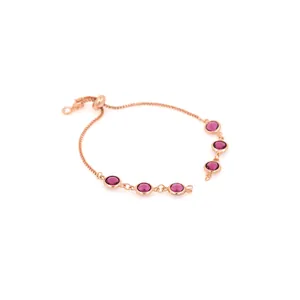 Détail d'un bracelet bolo en or rose avec six zircons magenta et un fermoir ajustable