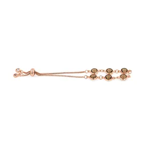 Détail d'un bracelet réglable en or rose 18K orné de cristaux ronds de couleur marron