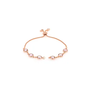 Détail du bracelet plaqué or 18 carats avec cristaux lavande et fermoir bolo réglable