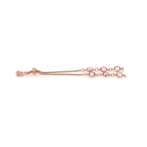 Détail d'un bracelet en or rose avec six pierres roses ovales et fermoir coulissant réglable