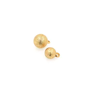 Pendenti a sfera di Natale placcati oro 18K satinati in due misure per gioielli DIY
